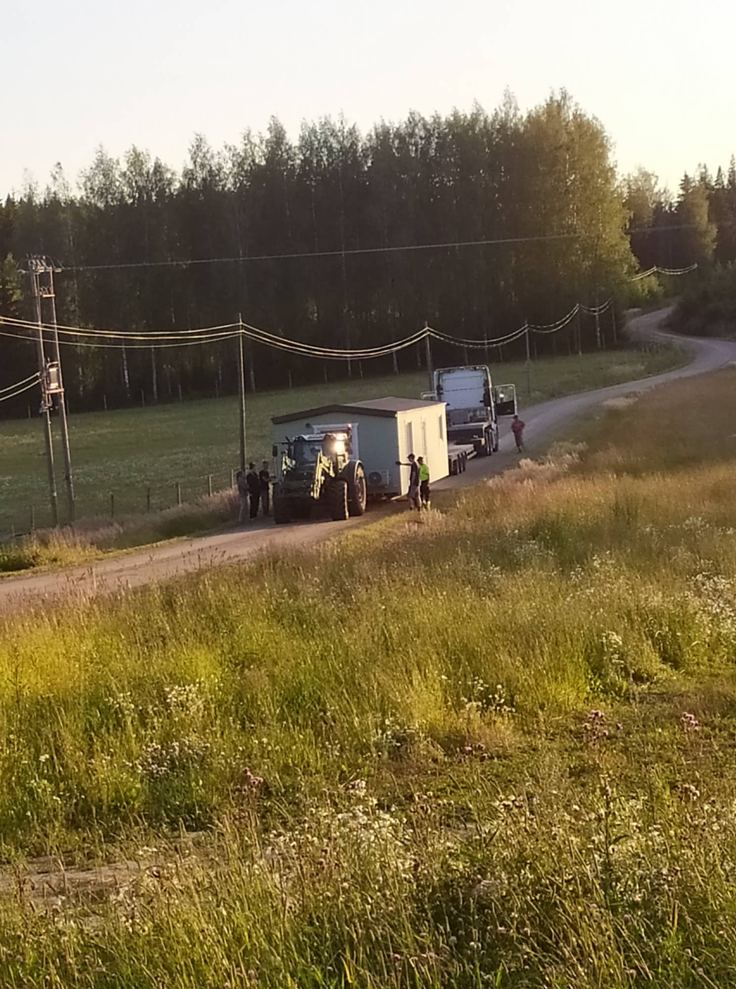 Talovaunu-kuljetus-traktorilla-Suomessa-talotehdas-ratastel-kodu.jpg